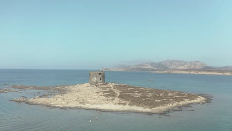 Der-Alte-Turm-Von-Pelosa-Beach,-Umgeben-Von-Blauem-Wasser-An-Sonnigen-Tagen