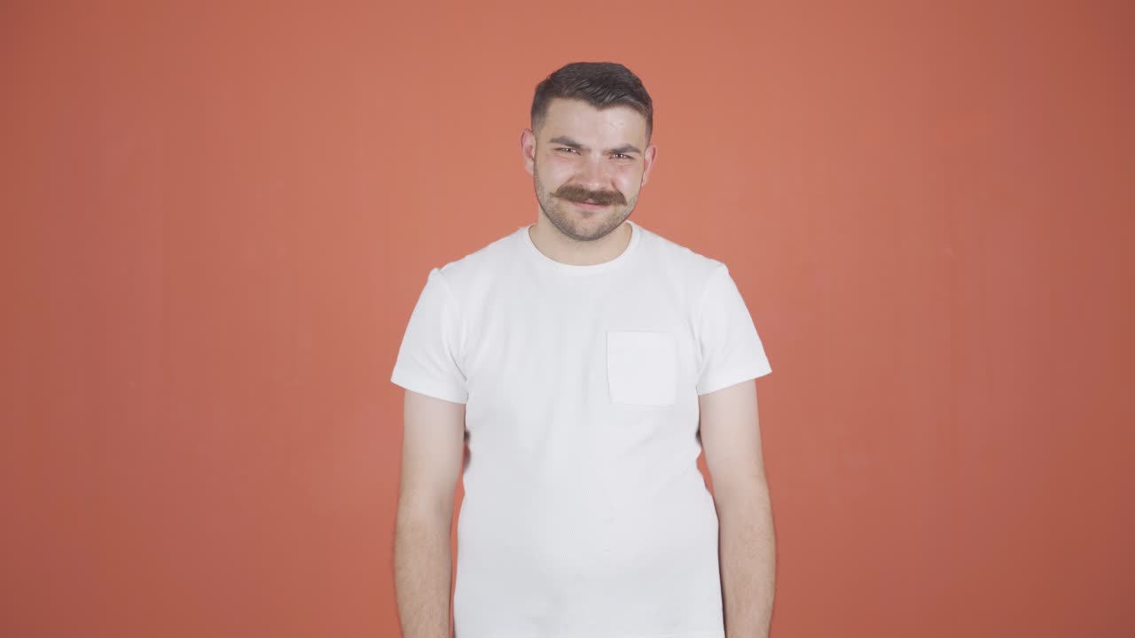 el hombre al que le gustaron y aprobaron las noticias que oyó.