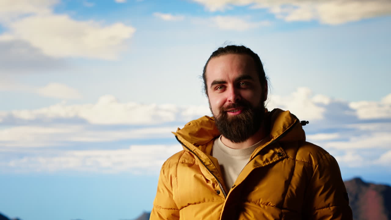 el excursionista llega a la cima de una montaña y hace una postura victoriosa