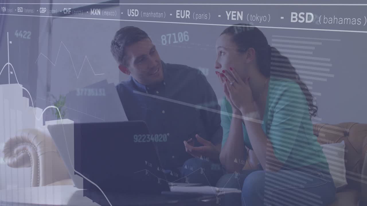 animación de números cambiantes, gráficos, tablero de divisas, pareja caucásica analizando los gastos