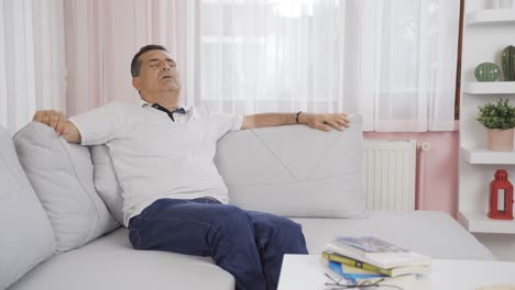 el hombre frente a la ventana, respirando profundamente y cerrando los ojos.