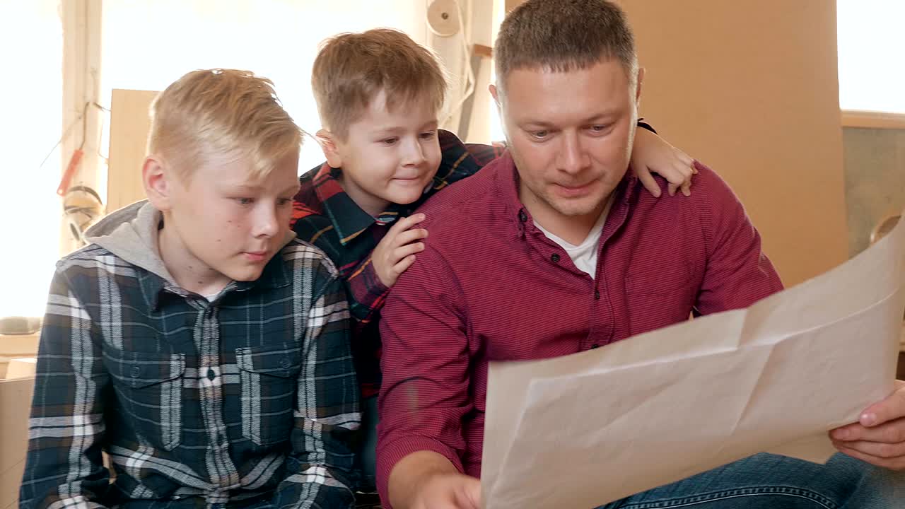 Konsept: familie, snekring, trearbeid og mennesker. Far lærer sønnen snekring