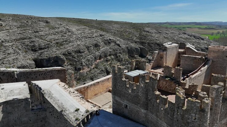 Vista con drone in avvicinamento al Castello di Berlanga de Duero, Soria, Spagna.