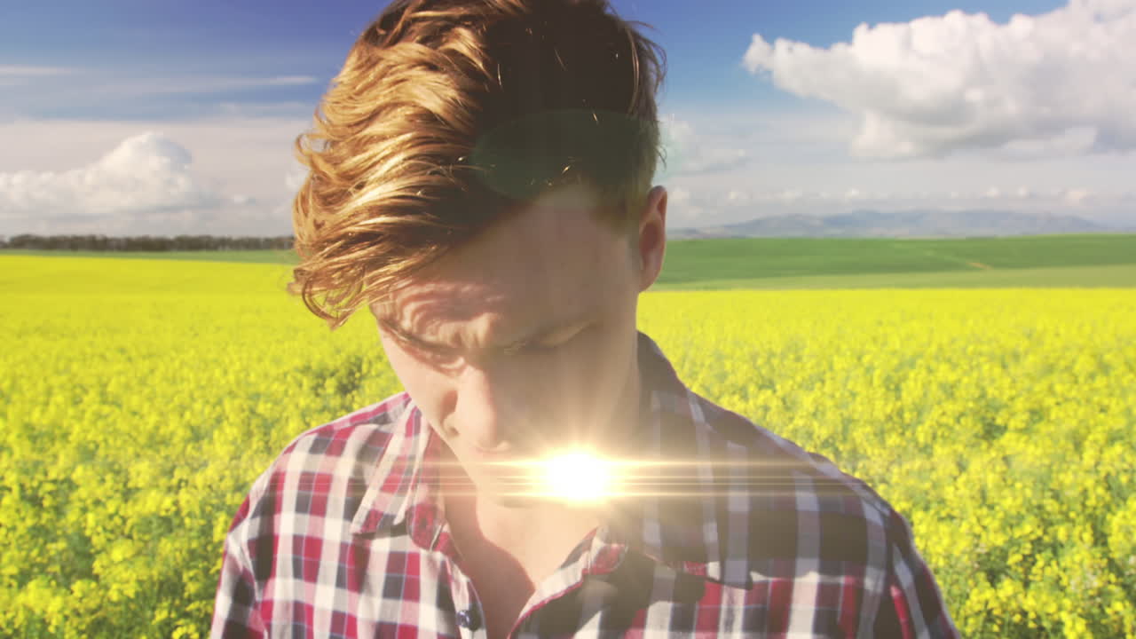 место света против кавказского мужского фотографа, делающего снимки с цифровой камерой на открытом воздухе