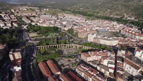 tomada aérea en órbita del acueducto de plasencia, antigua estructura romana