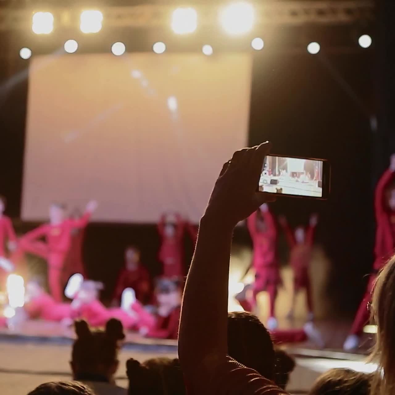 bailarines de hip-hop en el escenario callejero