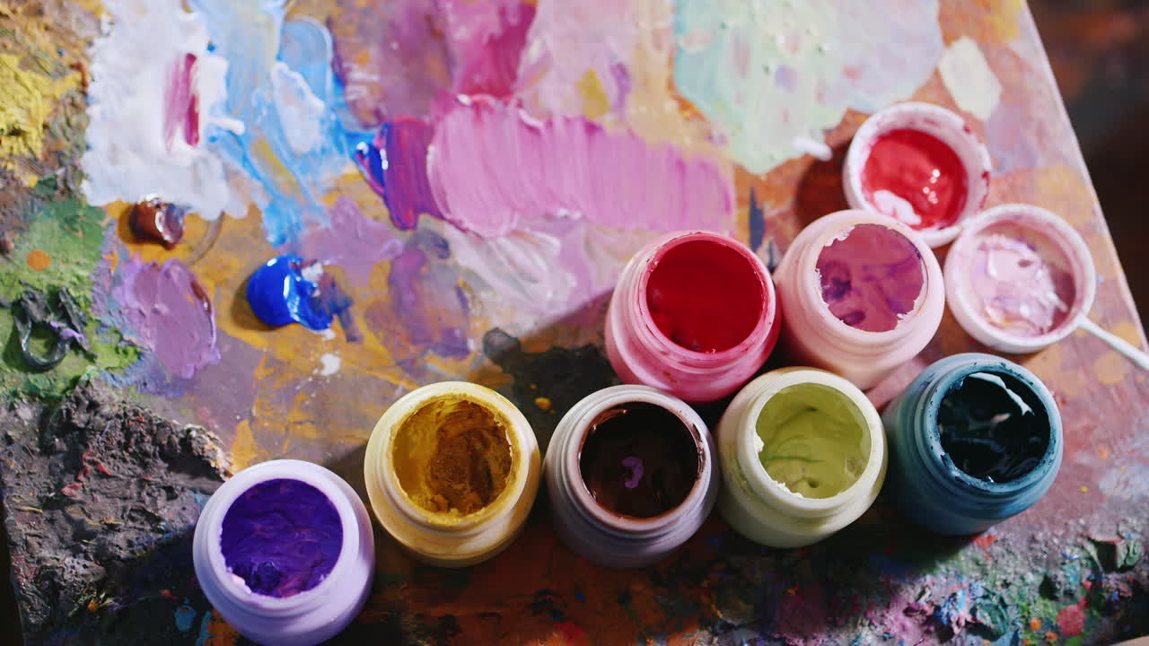 올바른 음영 선택 아티스트는 브러시를 페인트에 담그고 팔레트에서 음영을 선택합니다.