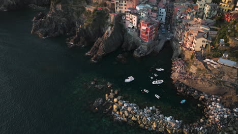 Bunte-Häuser-Und-Boote-In-Riomaggiore,-Cinque-Terre,-Bei-Sonnenuntergang-Von-Oben-Gesehen