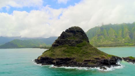 island in the middle of sea 4k