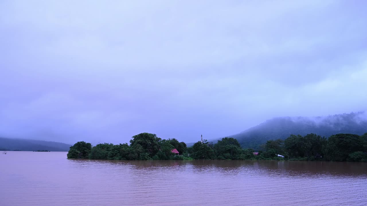 paisaje de lago inundado con casas y templos bajo el agua en wangnamkaew, nakhon ratchasima, tailandia