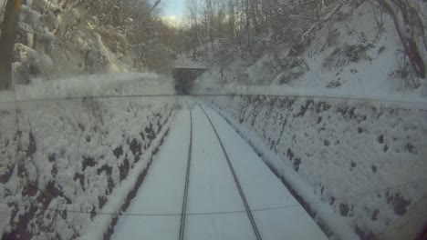 el tren viaja en una vía cubierta de nieve