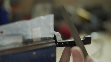 artesano en un taller en casa. 4k