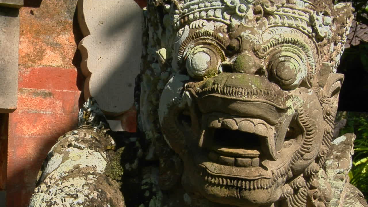 사원을 지키는 발리의 신 돌 조각 1