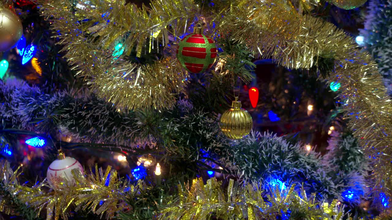 dolly disparó decoraciones de navidad en un árbol 4k uhd