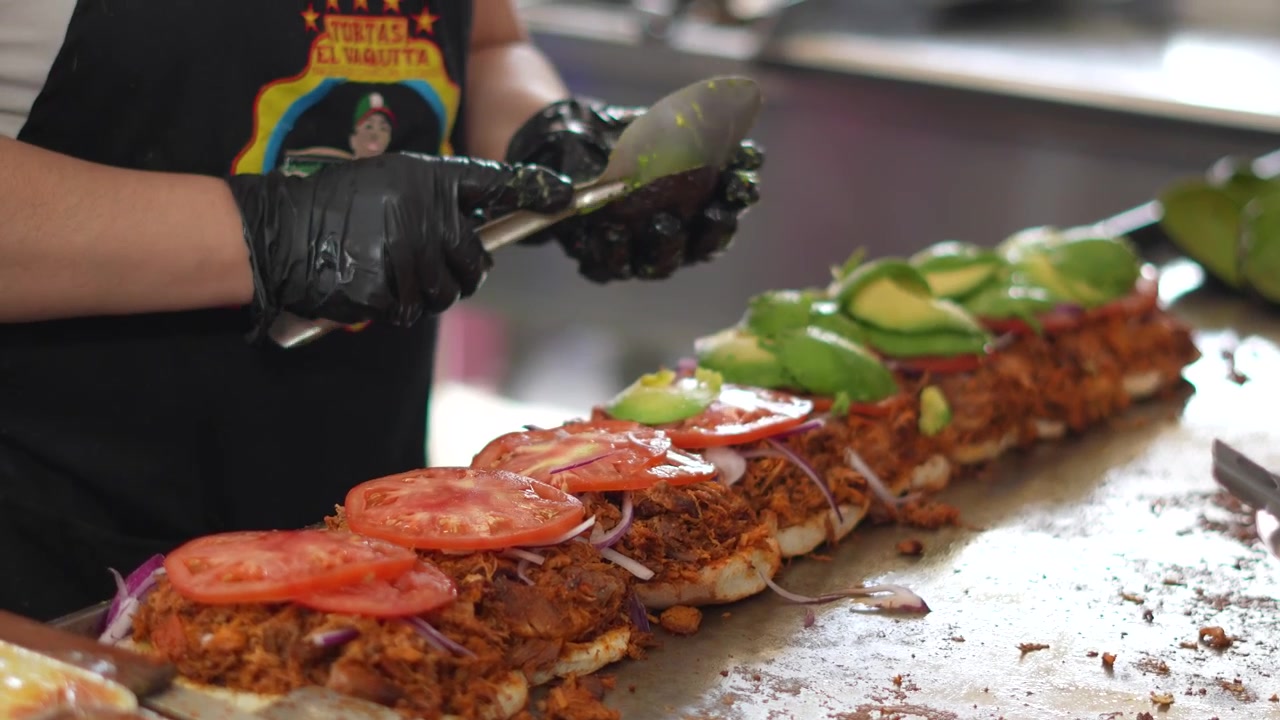 Meksika'da Şefin Lezzetli Meksika Tortasına Avokado Eklediği Yakın Çekim