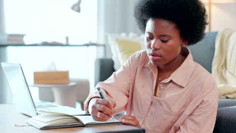 Mujer-En-El-Aprendizaje-En-Línea-Escribiendo-Información-Como