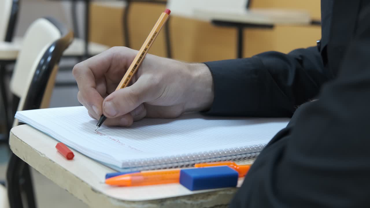 hombre escriba de cerca