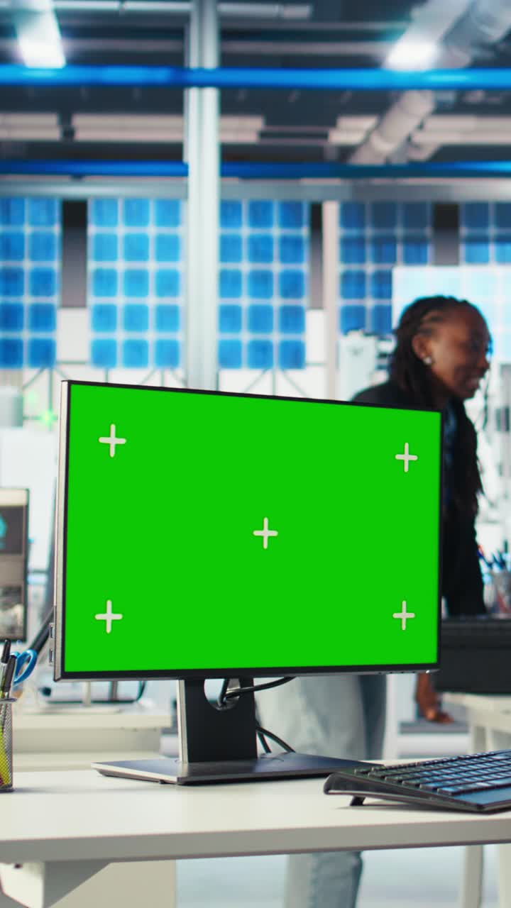Vertikal video: Ekspert fra solcelleanlæg udvikler miljøvenlige solceller på en mockup-pc.