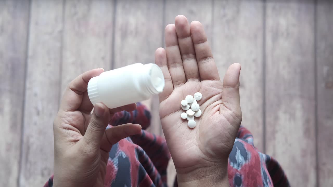 약을 복용하는 사람