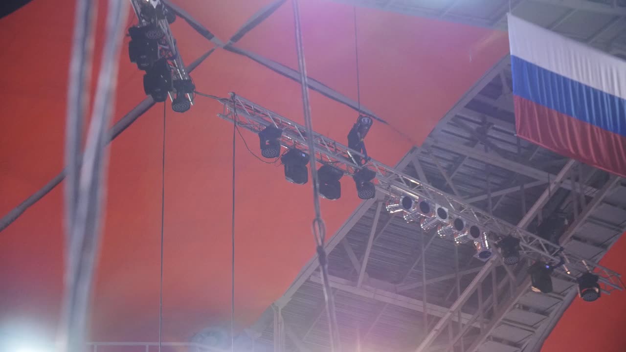 configuración de iluminación del escenario con bandera rusa