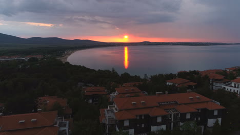 Antenne,-Rückseite,-Drohnenaufnahme,-Roter-Sonnenuntergang-Und-Luxuspools-In-Sozopol,-Schwarzes-Meer,-Bei-Einem-Wunderschönen-Sonnenuntergang