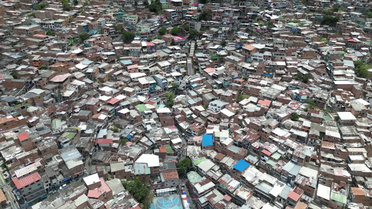 Comuna 13 in Medellín, Kolumbien, im Sommer am Morgen, herausgeschwenkte Aufnahme mit Drohne