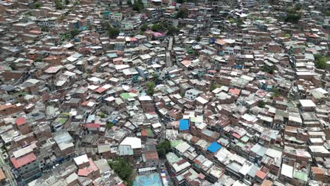 Comuna-13-In-Medellin,-Kolumbien-Im-Sommer,-Morgens-Mit-Drohne-Aufgenommen