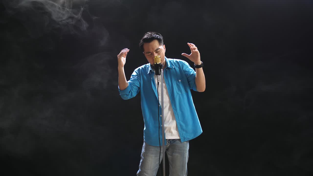 마이크로 노래 하는 남자