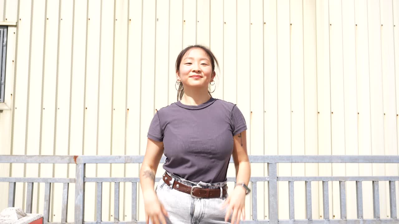 야외에서 춤을 추는 여자