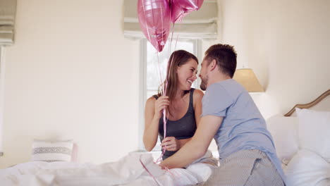 Un-Joven-Sorprende-A-Su-Esposa-Con-Globos