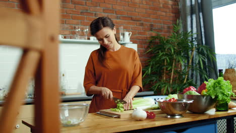 Frau-Schneidet-Gemüse-Für-Salat-In-Der-Küche.-Hausfrau-Kocht-Gesunde-Mahlzeit.