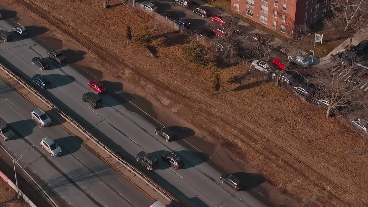 Luchtaanzicht van snelwegverkeer langs de Brooklynse waterkant