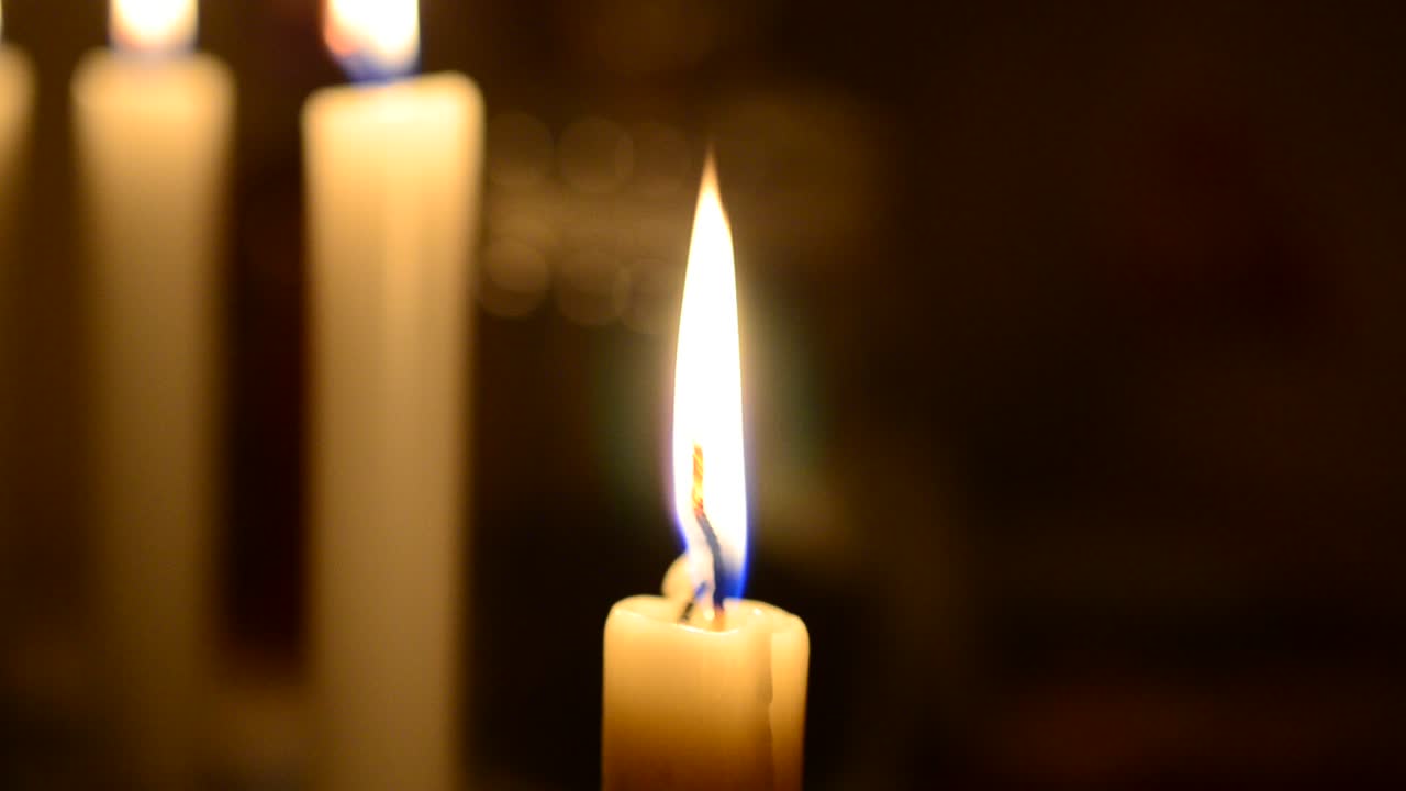 Candele, macrofotografia. Fiamma di candela di notte