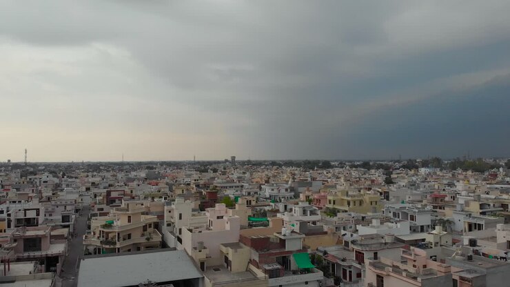 Vista aerea di una giornata nuvolosa della zona residenziale della popolosa città del Punjab, INDIA.