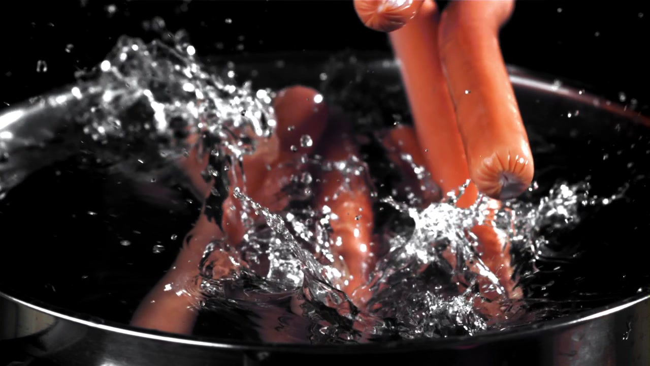 Hotdogs falder ned i vand i slowmotion
