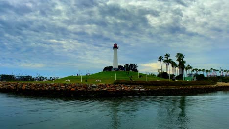 Toma-Panorámica-De-La-Casa-De-La-Luz-En-Long-Beach,-California,-Con-Algunas-Nubes-De-Aspecto-Fresco