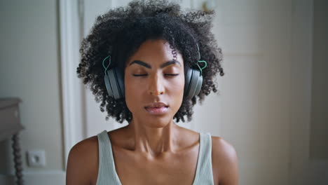 Yoga-woman-inhaling-air-at-white-room-closeup.-African-tranquil-model-meditating