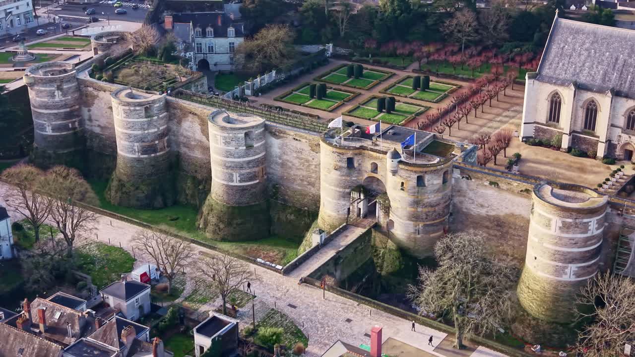 Drone che effettua una panoramica sul Castello di Angers, mostrando l'ingresso e i giardini, Francia.