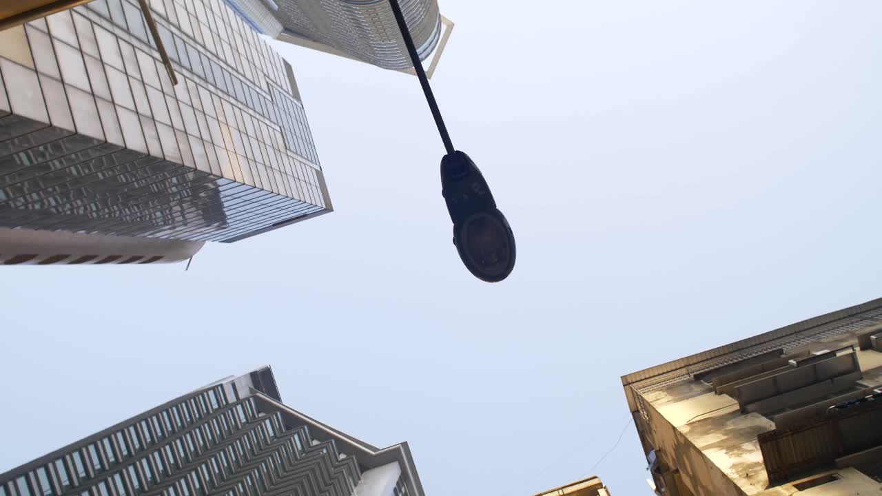 смотреть на фонарные столбы и высокие здания