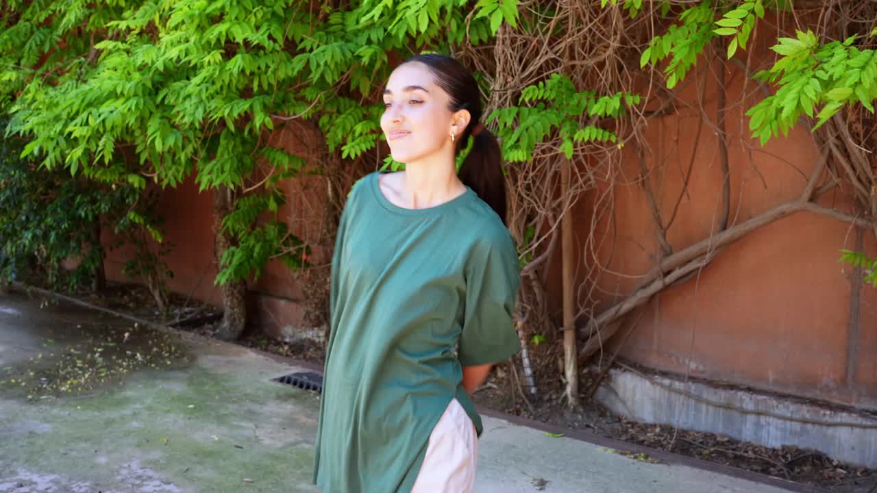 야외에서 춤을 추는 여자