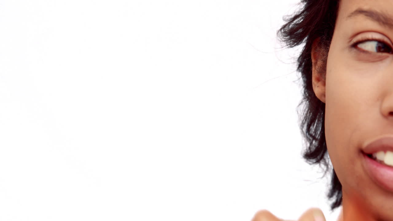 artista de maquillaje poniendo polvo en la cara de las modelos