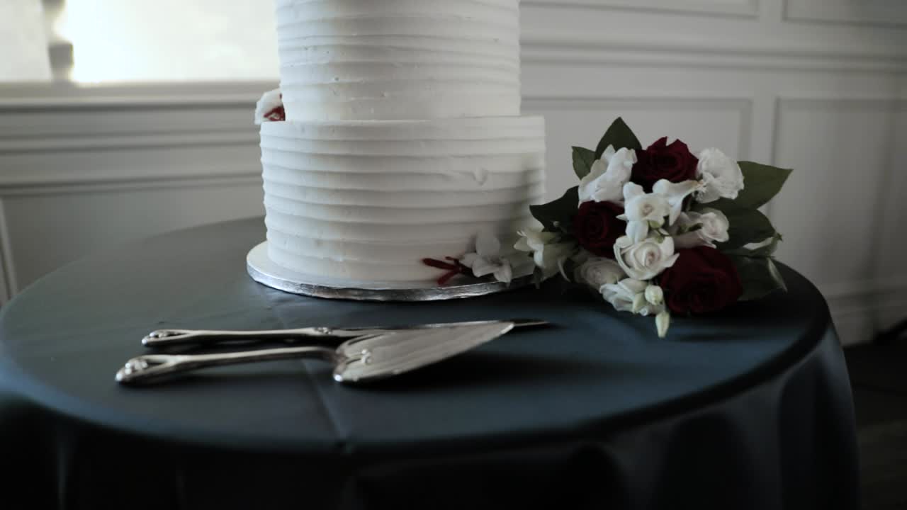 Kaunis kerroskakkuhääkakku tarjoilusarjan ja kukkakimpun kanssa juhlissa Orchard View Wedding Event Centressä Ottawassa, Kanadassa