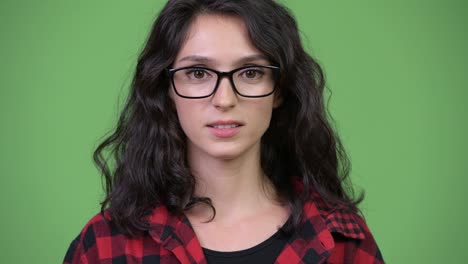joven mujer de negocios hermosa mostrando el concepto de los tres monos sabios