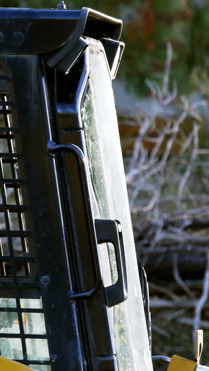 발굴기를 운전하는 엔지니어