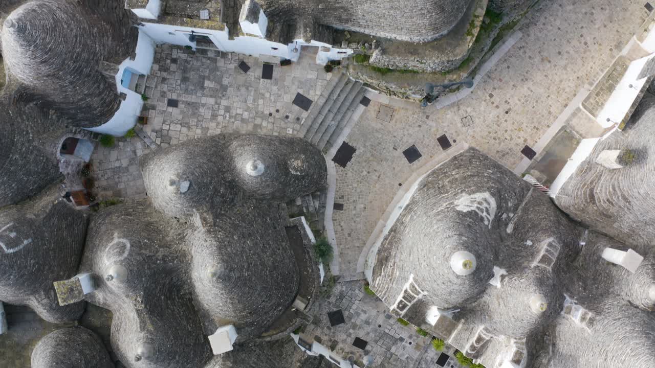 vista de arriba hacia abajo de casas en alberobello con techo cónico - sur de italia - apulia