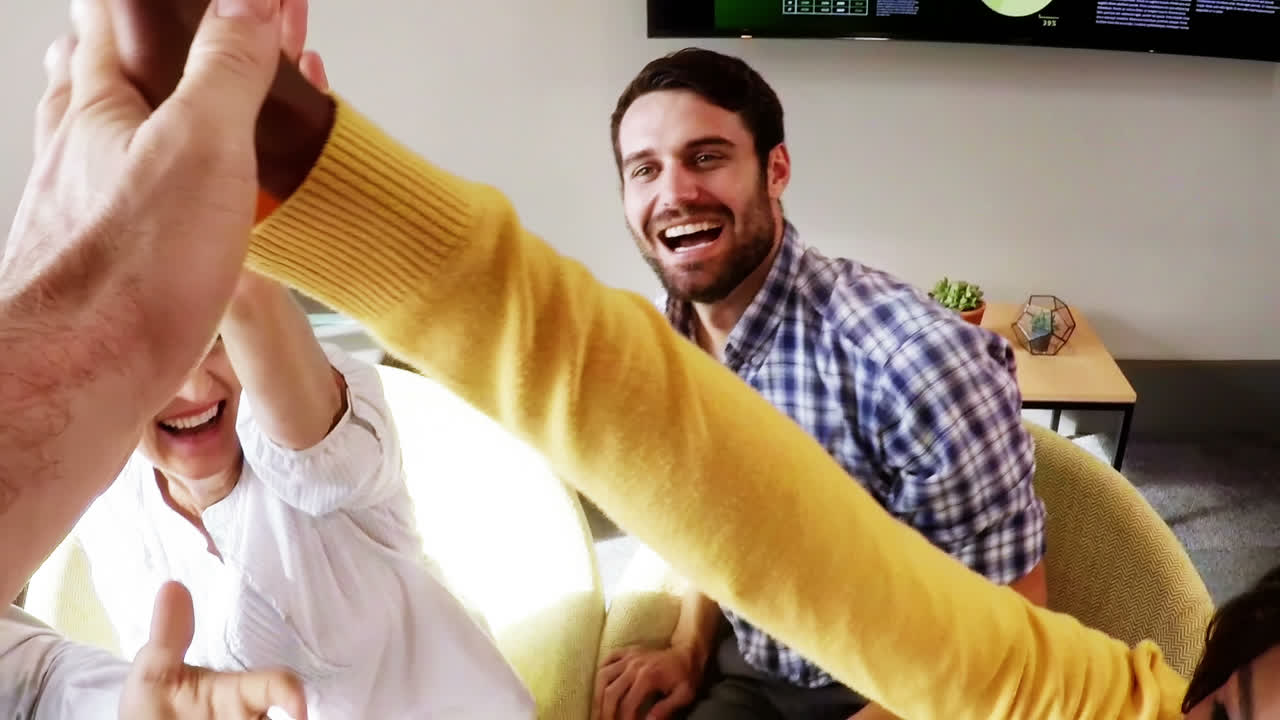 grupo de ejecutivos de negocios que se dan el "high five" el uno al otro