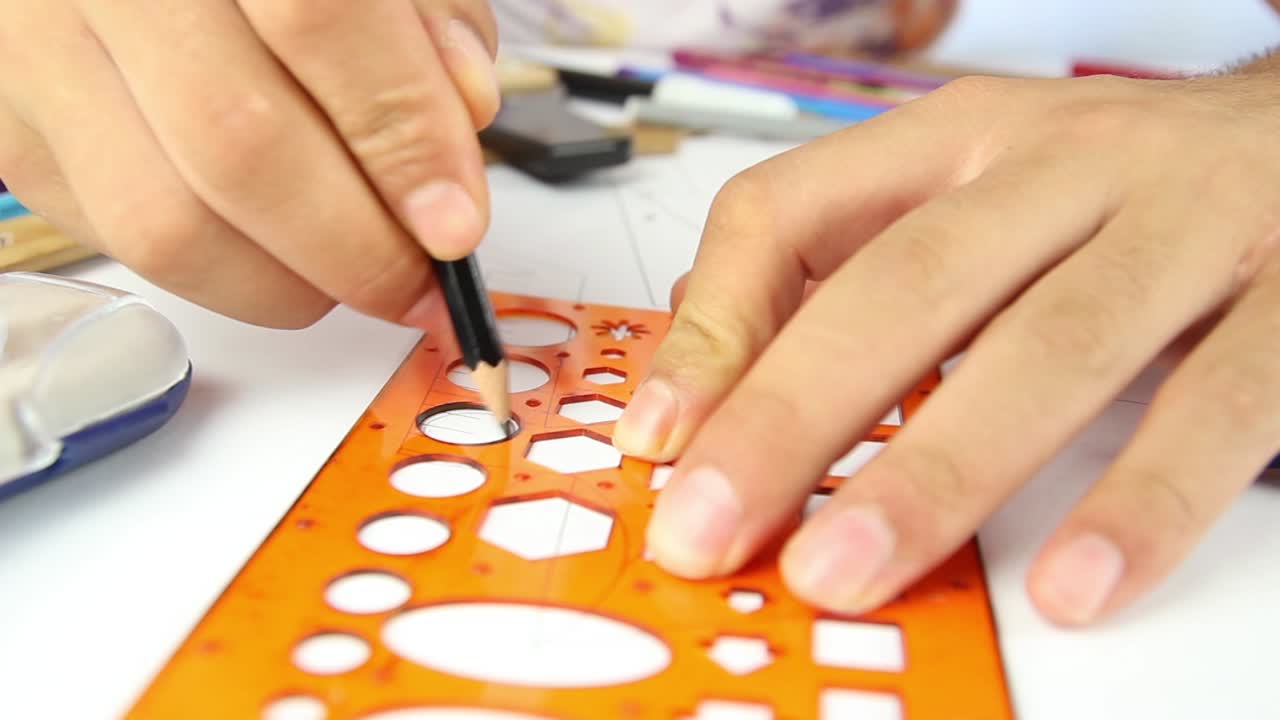 건축가 학생이 라인러 원을 그리고 있습니다.