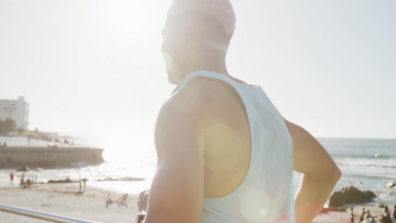 슬로우 모션으로 산책로에서 달리는 행복한 두 인종의 남자