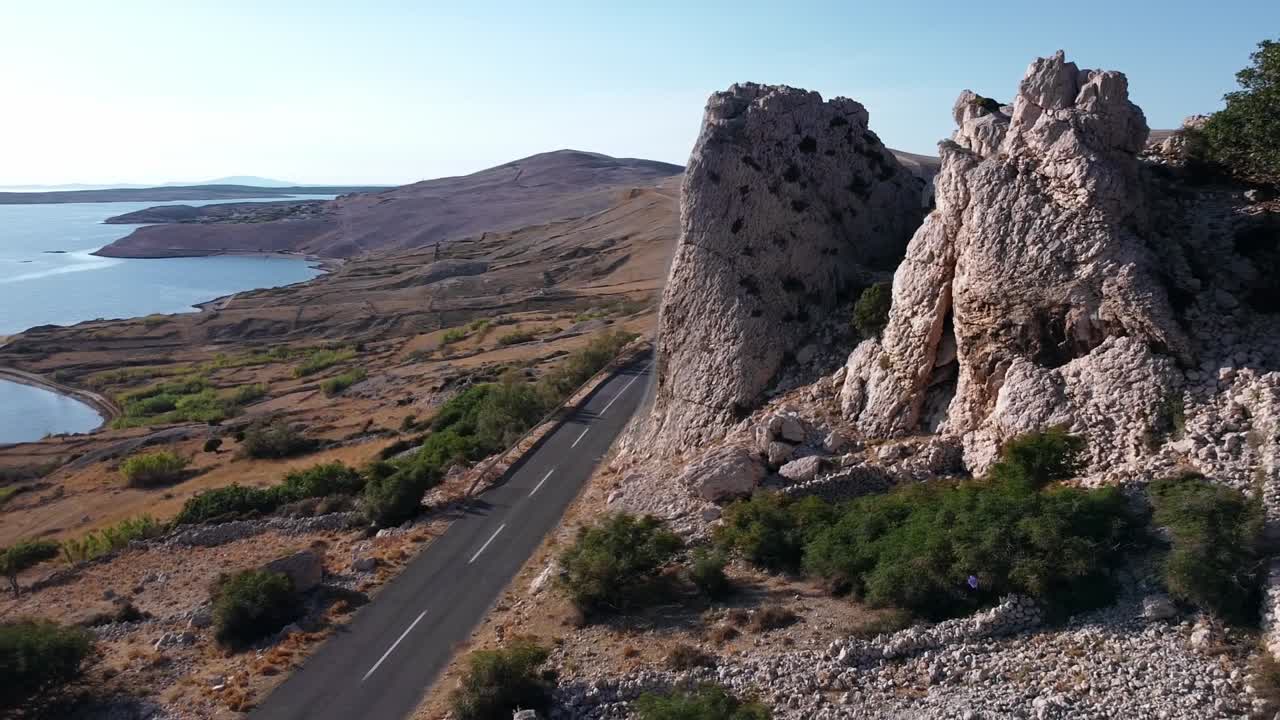 s자 모양의 모퉁이 도로는 바다 근처 언덕에서 더 높게 나타납니다.