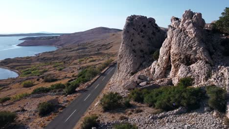 el camino de la esquina en forma de s se revela más alto en la colina, cerca del mar
